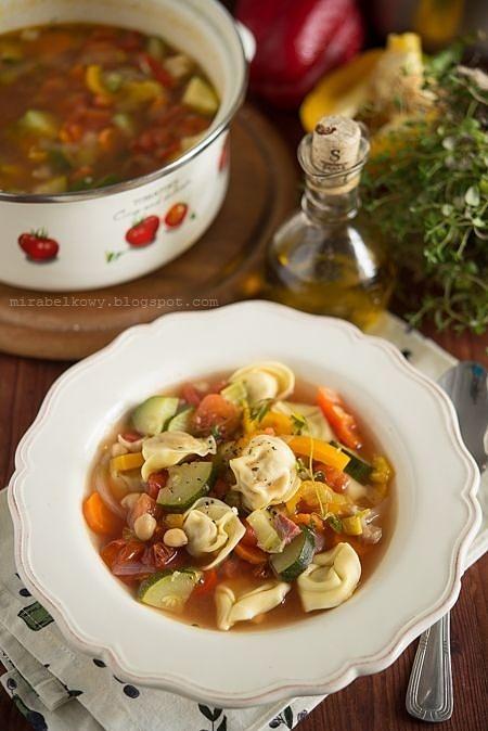 Zimowa minestrone z ciecierzycą i cappelletti