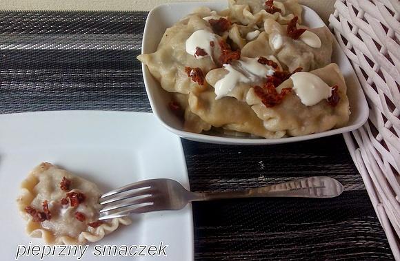Pierogi z soczewicą i suszonymi pomidorami