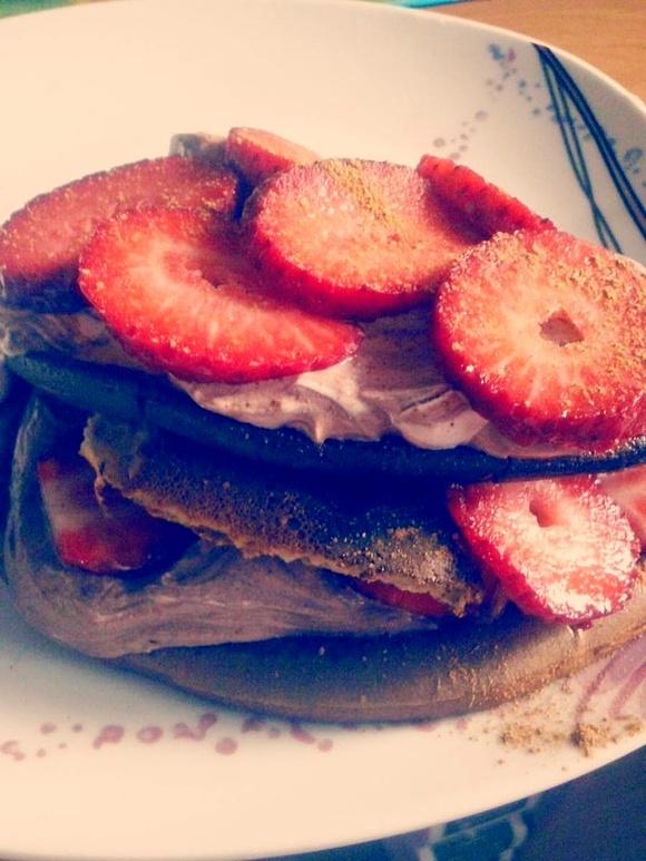 Omlet bananowy z truskawkami