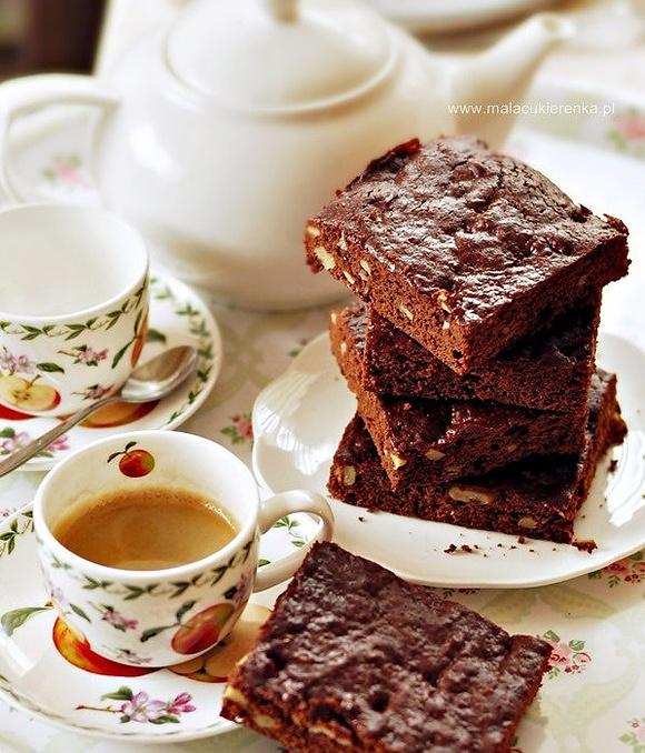 Miodowe brownies z czekoladą i orzechami