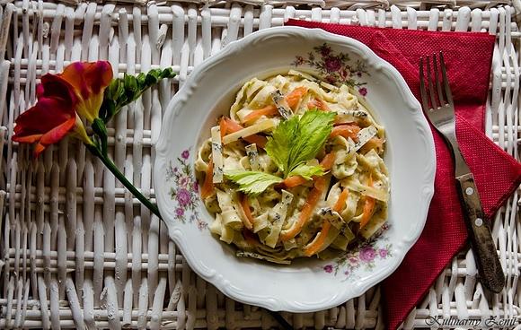 Makaron tagiatelle z sosem porowo-śmietanowym i łososiem