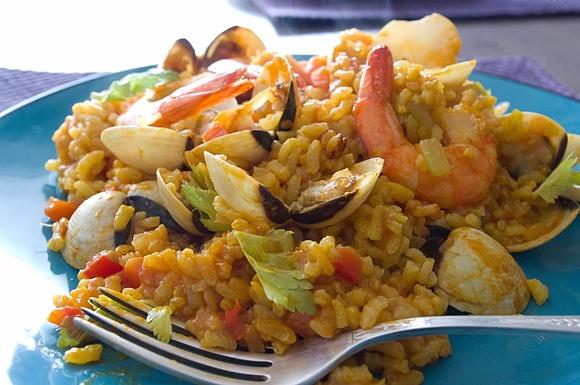Paella z małżami i krewetkami