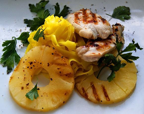 Polędwiczki drobiowe z grillowanym ananasem
