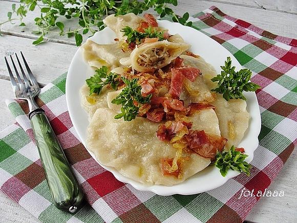 Pierogi z kapustą i grzybami okraszone szynką schwarzwaldzką