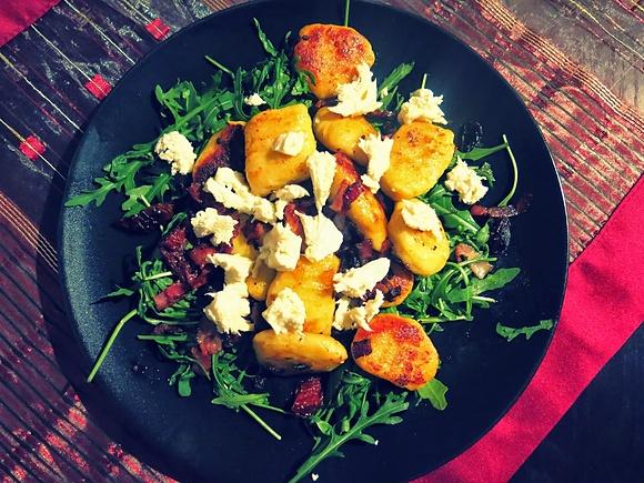 Sałatka z gnocchi rukolą boczkiem i mozzarellą