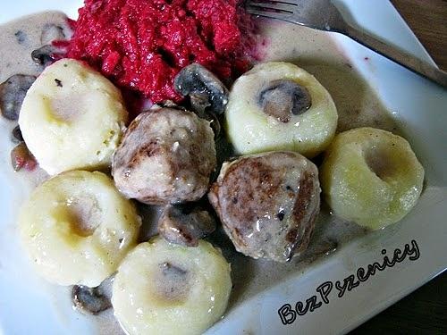 Klopsy z gotowanego mięsa w sosie pieczarkowym