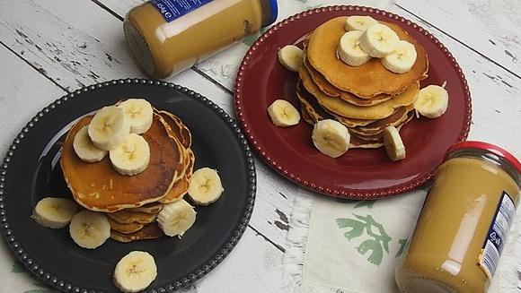 Pancakes z masłem orzechowym i bananami na śniadanie