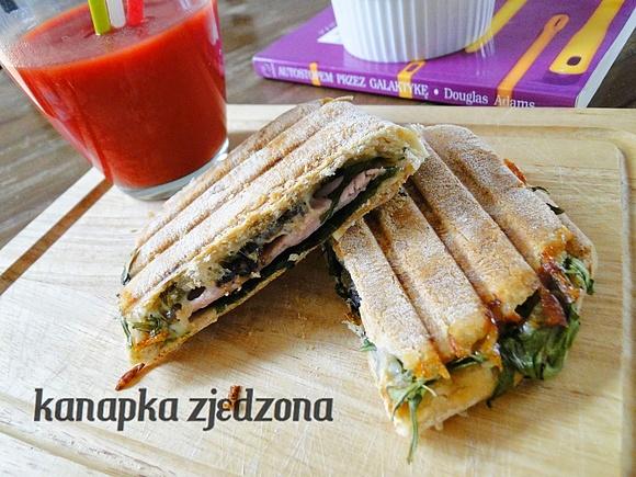 Panini z ciabaty z rukolą i suszonymi pomidorami