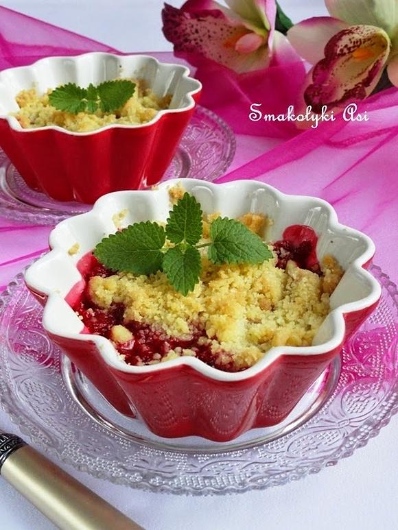 Crumble z malinami i porzeczkami - szybki deser z owocami