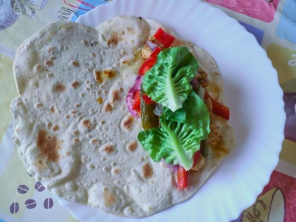 Tortilla z kurczakiem i warzywami