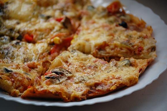 Pizza i sos czosnkowy - przepis na pyszną pizzę z sosami i dodatkami