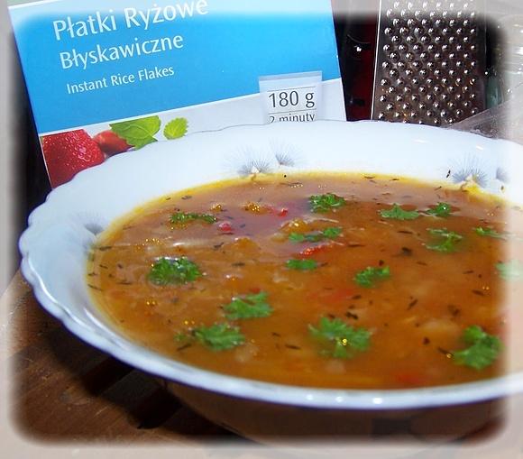 Zupa dyniowo-paprykowa z płatkami ryżowymi