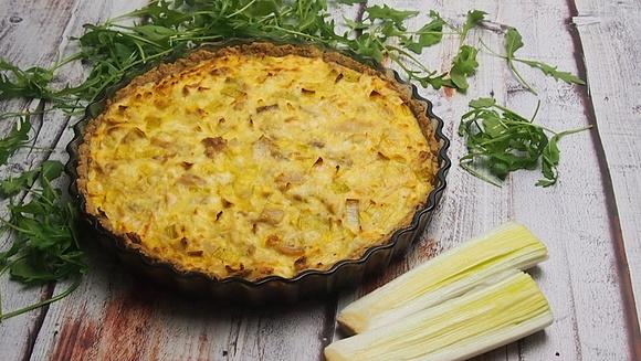 Tarta z porem i wędzonym twarogiem na kruchym spodzie