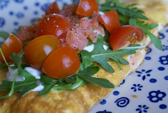 Wiosenny omlet z łososiem, rukolą i pomidorkami