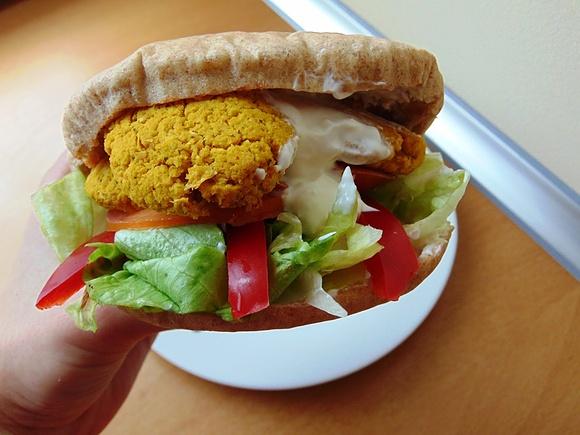 Pełnoziarnista pita z falafelami curry i warzywami