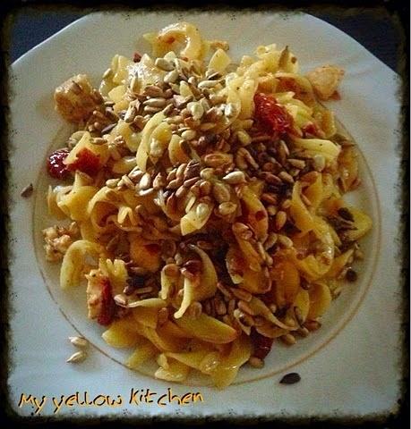Tagliatelle z pesto czosnkowo-pomidorowym z kurczakiem i pestkami słonecznika