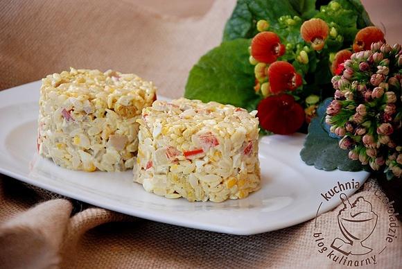 Sałatka z ryżem makaronowym i marynowaną pieczarką