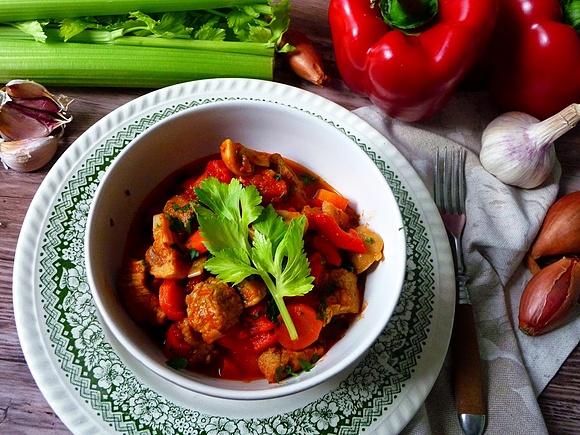 Ragout mięsno-warzywne z mięsem i warzywami w jednym garnku