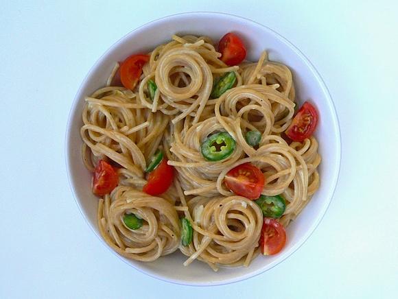 Makaron pełnoziarnisty z sosem serowym i jalapeno