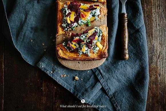 Ciasto francuskie z burakiem i mango