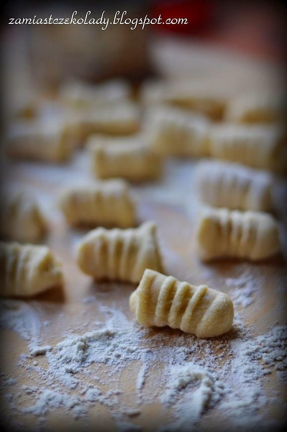 Gnocchi z pesto rosso