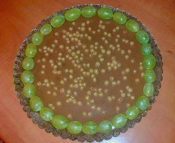 Tarta czekoladowa z kremem z trzech rodzajów czekolad, wódką, winogronami i porzeczkami