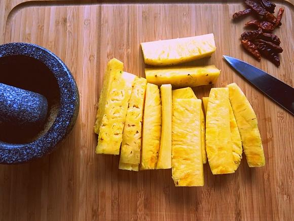 Ananas po tajsku z chili, solą i cukrem