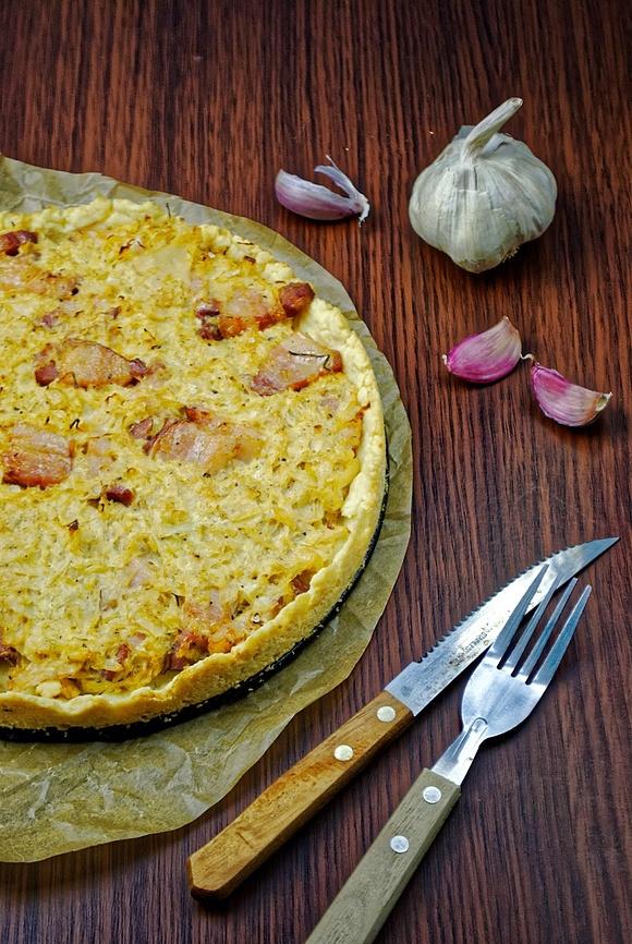 Wiejska tarta z boczkiem, kapustą kiszoną i kminkiem