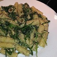 Makaron z pesto, serem Cambozola i rukolą