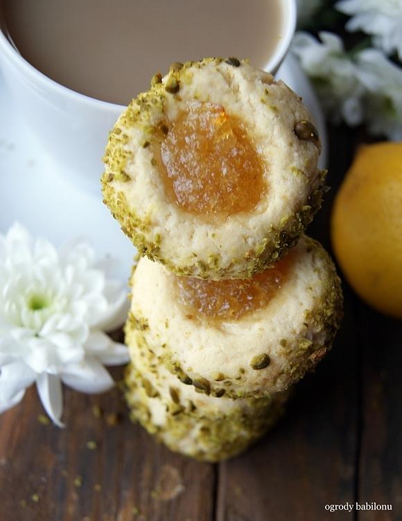 Cytrynowe ciasteczka z konfiturą i pistacjami