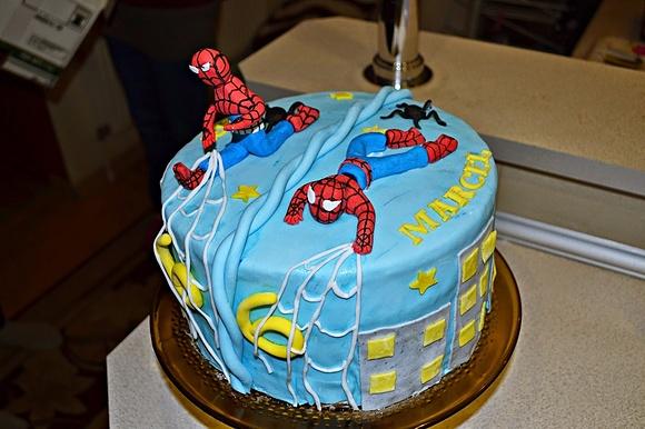 Tort Spiderman z masą kakaowo-truskawkową