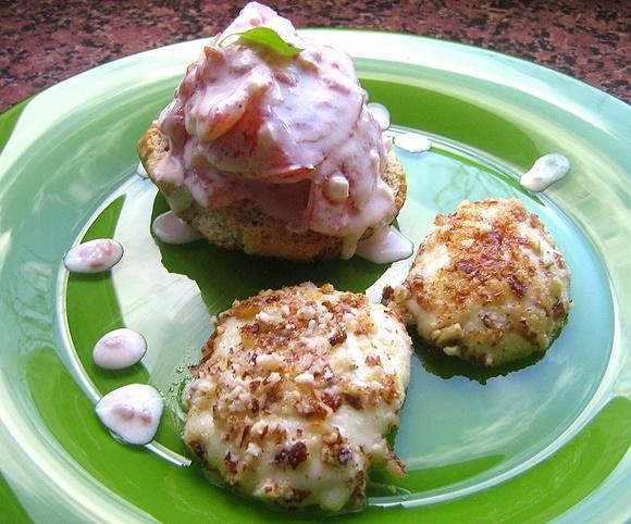 Mozzarella smażona w migdałach z sałatką pomidorową na grzance