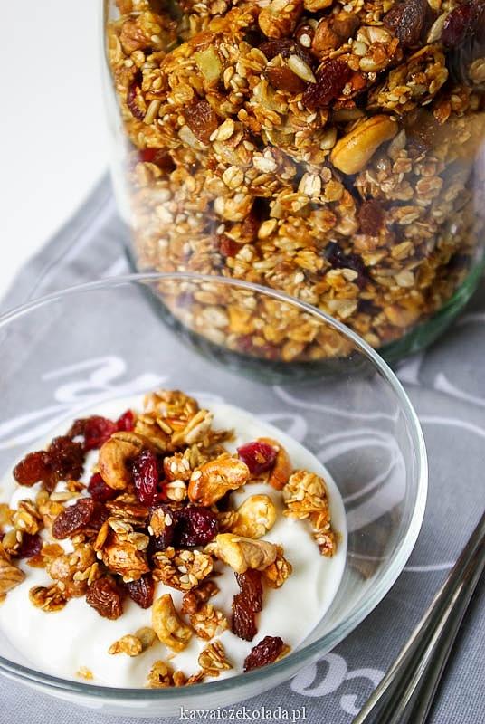 Granola na śniadanie z orzechami i suszonymi owocami