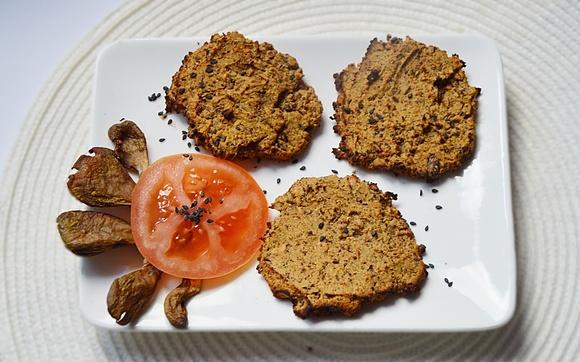 Pomidorowo-fasolowe burgery z czarnym sezamem
