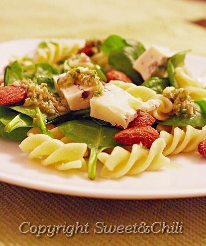 Świderki z domowym pesto, szpinakiem, migdałami i gorgonzolą