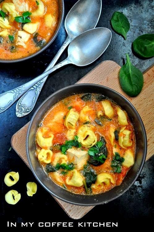 Zupa z kurczakiem i tortellini
