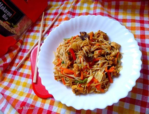 Makaron mie z kurczakiem w stylu chińskim