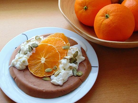 Kakaowe pełnoziarniste pancakes z pomarańczą i serkiem wiejskim