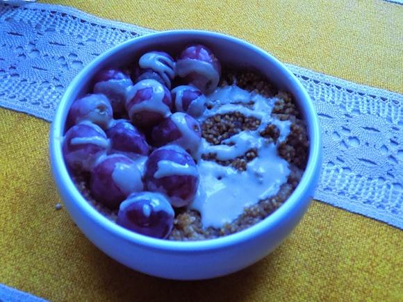 Kasza jaglana na waniliowym rooibos z bananem i winogronem