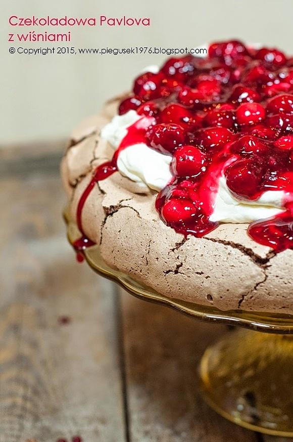 Czekoladowa pavlova z wiśniami