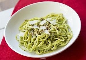 Makaron z zielonym pesto z awokado i bazylii