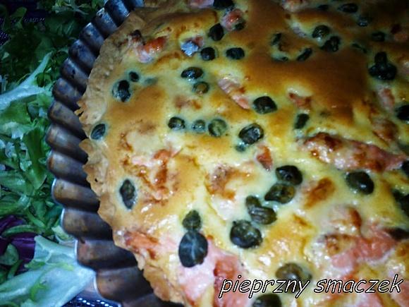 Tarta z łososiem wędzonym i kaparami