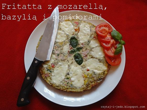 Frittata z mozzarellą, bazylią i pomidorami