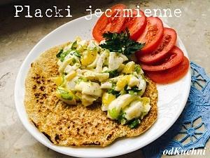 Placki jęczmienne z sałatką z jajka i pomidorów
