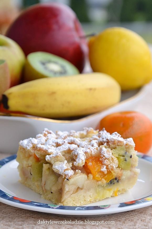 Tropikalna szarlotka z bananami, kiwi i mandarynkami