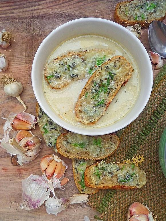 Zupa czosnkowa z grzankami ser Gorgonzola