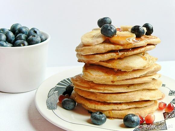 Amerykańskie pancakes z pełnoziarnistą mąką i syropem klonowym
