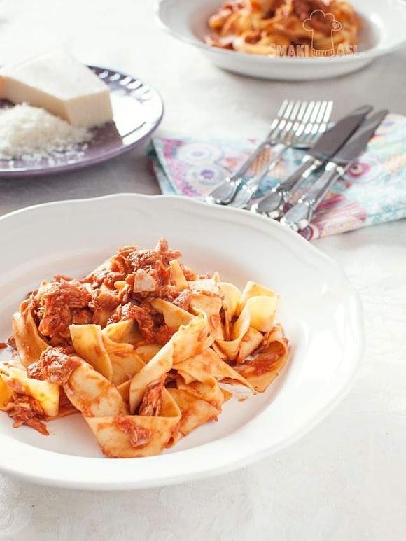 Makaron z tuńczykiem w sosie pomidorowym z imbirem, czosnkiem i chilli