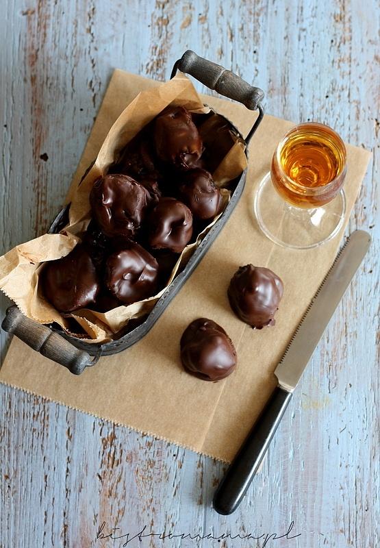 Śliwki z amaretto w czekoladzie