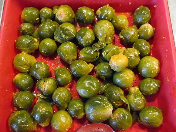 Pieczona brukselka z pesto